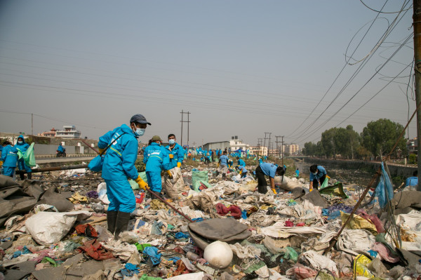 Druhá šance nepotřebným plastům. V Nepálu upcyklují dříve nerecyklovatelné odpadky