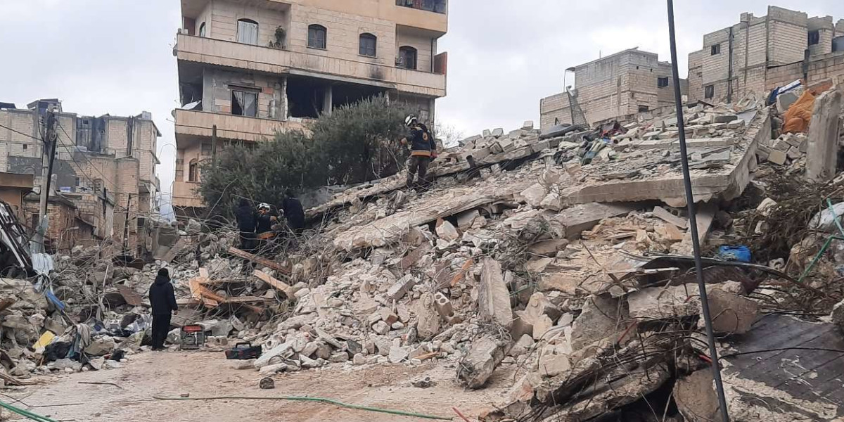Humanitární organizace vyzývají k okamžité pomoci těm, kteří byli postiženi zemětřesením o síle 7,7 Richterovy škály, které zasáhlo Sýrii a Turecko 