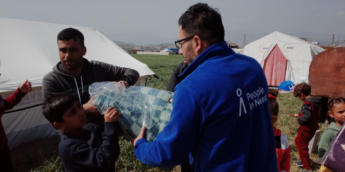 Distribuce hygienických potřeb a dek v Turecku.  Financováno díky sbírce SOS zemětřesení Sýrie a Turecko