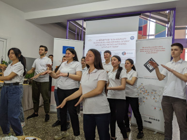 90 mladých lidí absolvovalo školení v oblasti IT ve Vzdělávacím centru pro děti s poruchami sluchu v Jerevanu