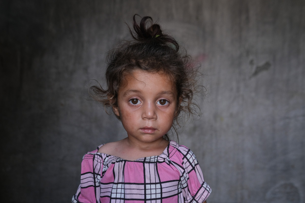 Čtyřletá syrská dívka pózuje do kamery ve svém domě v severní Sýrii.