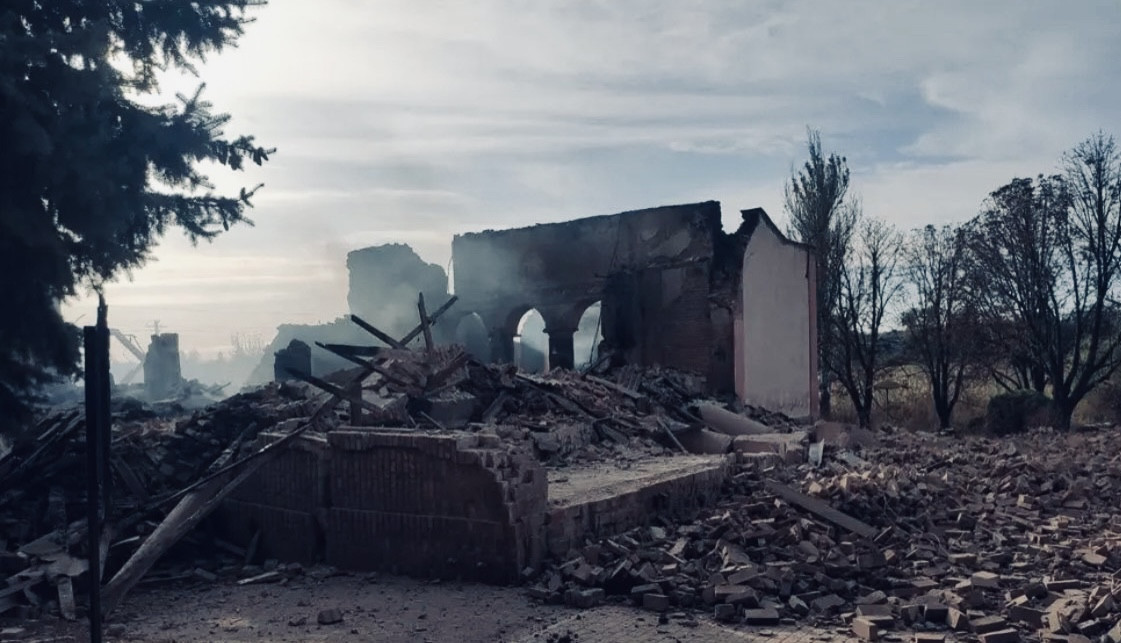Člověk v tísni odsuzuje útok na Novoselivku v Doněcké oblasti, při kterém byl zničen sklad humanitární pomoci