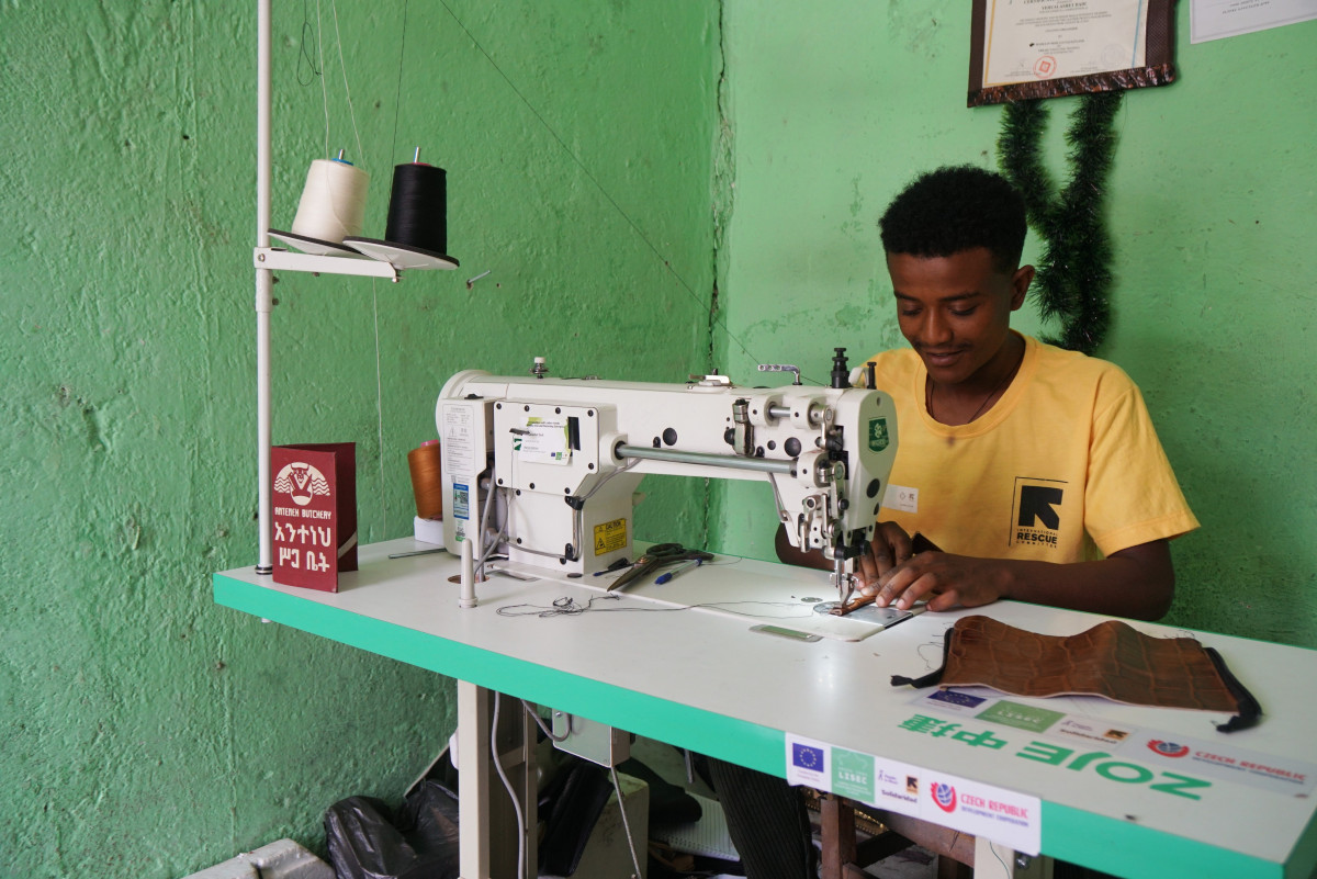 Mladí Etiopané se učí zpracovávat kůži a mají díky tomu práci