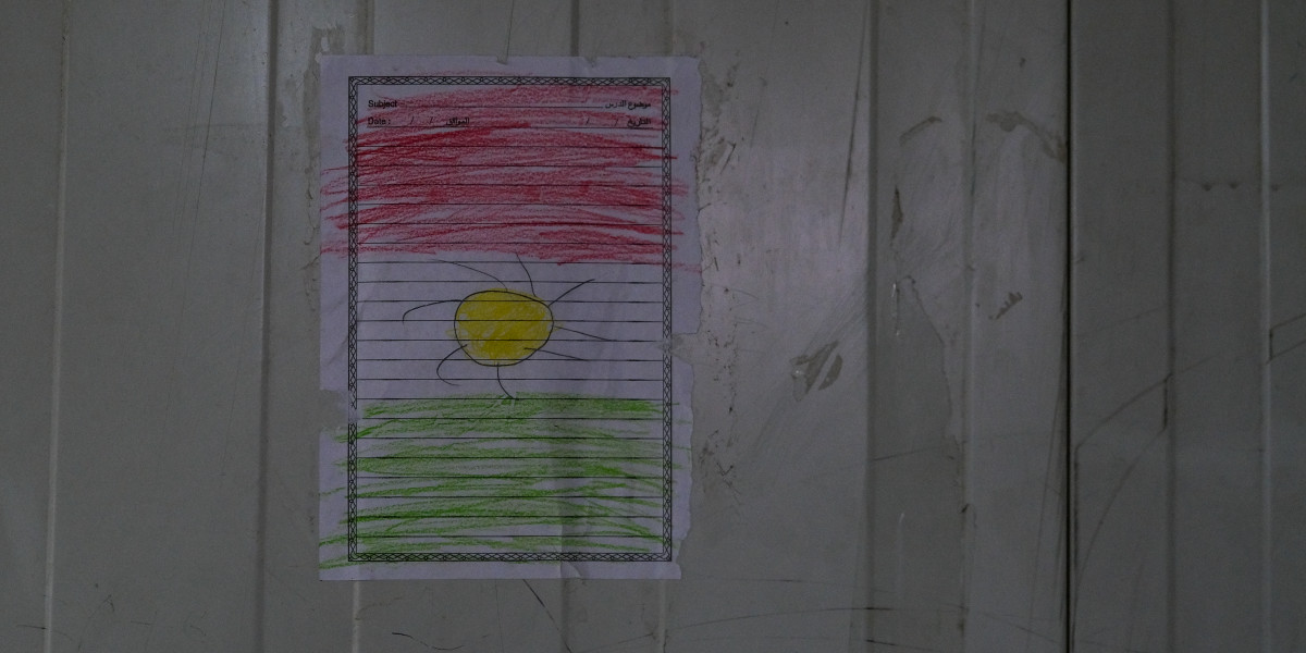 Kresba Kurdské vlajky v táboře Basrma v severním Iráku.