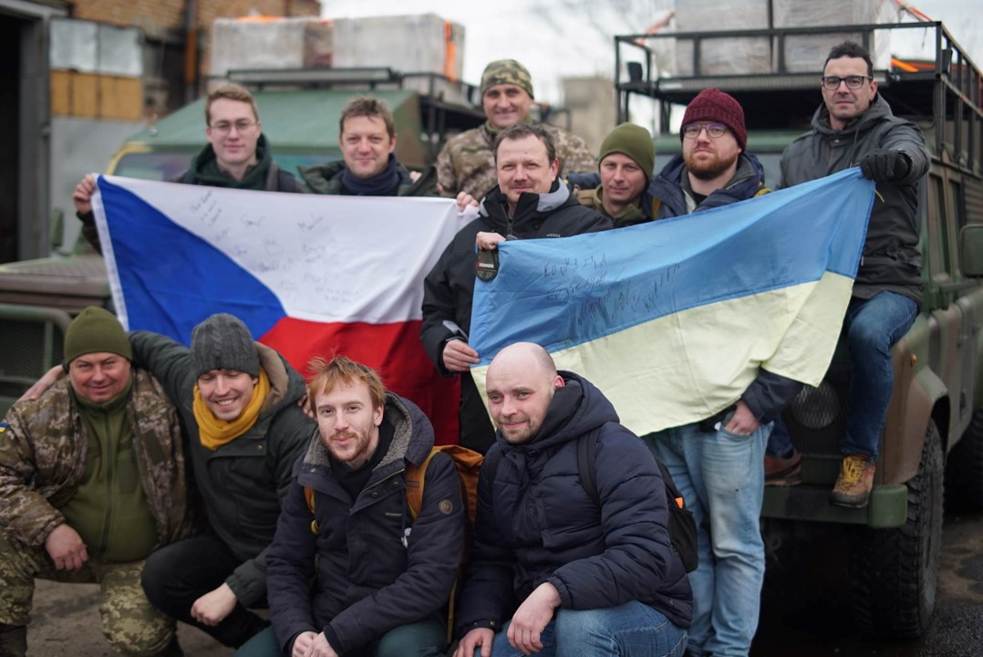 Předání sanitních vozů obráncům Ukrajiny v Charkově.