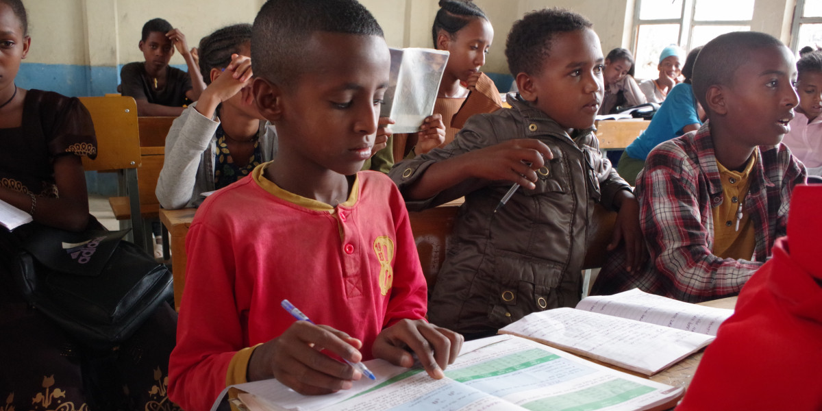 Lavice, tabule, aktovky, sešity, a úsměvy na tváři: Pomáháme studentům v etiopském regionu Tigraj vrátit se po válce do škol