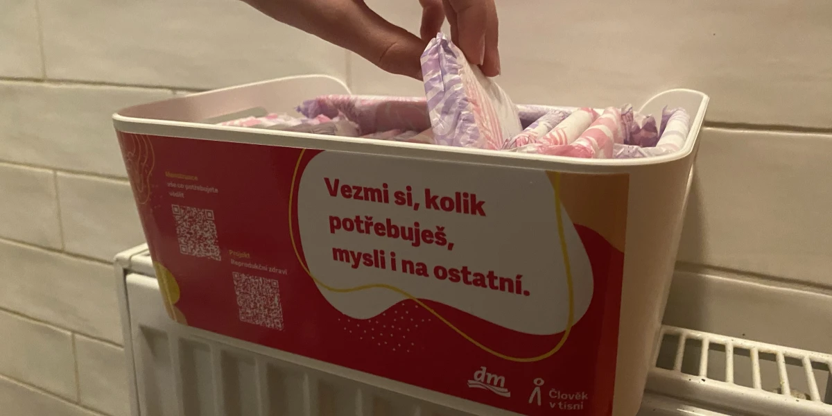 Menstruační potřeby volně k dispozici. Desítkám českých škol zajišťujeme jejich zásobu na rok