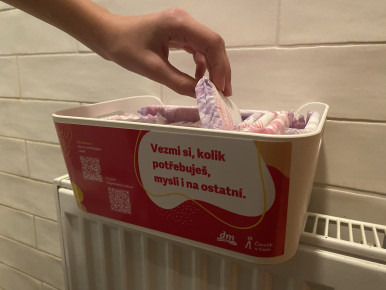 Menstruační potřeby volně k dispozici. Desítkám českých škol zajišťujeme jejich zásobu na rok