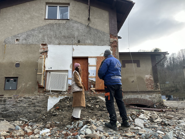 „Nejde elektrika ani voda.” Domácnostem po povodních pomůžeme s topením