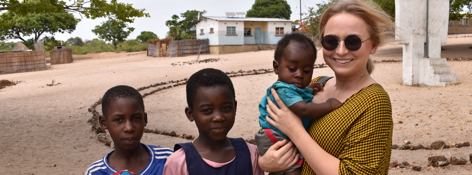 Youtuberka Nikola Čechová navštívila misi v Zambii