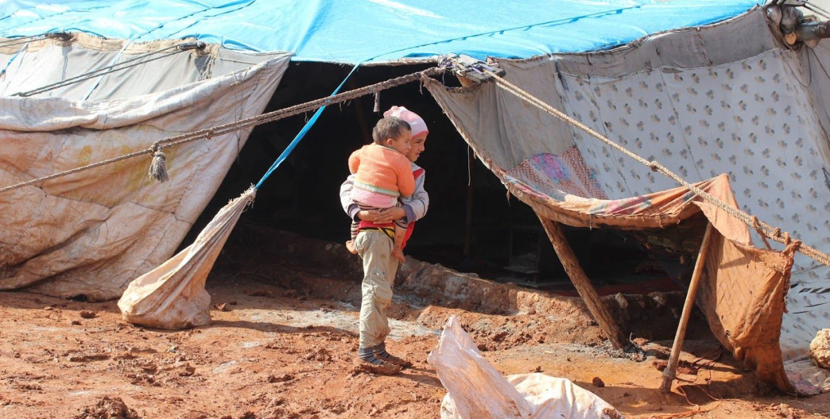 „Stále jsme tady!” I po 8 letech války, miliony civilistů v Sýrii žijí na pokraji katastrofy