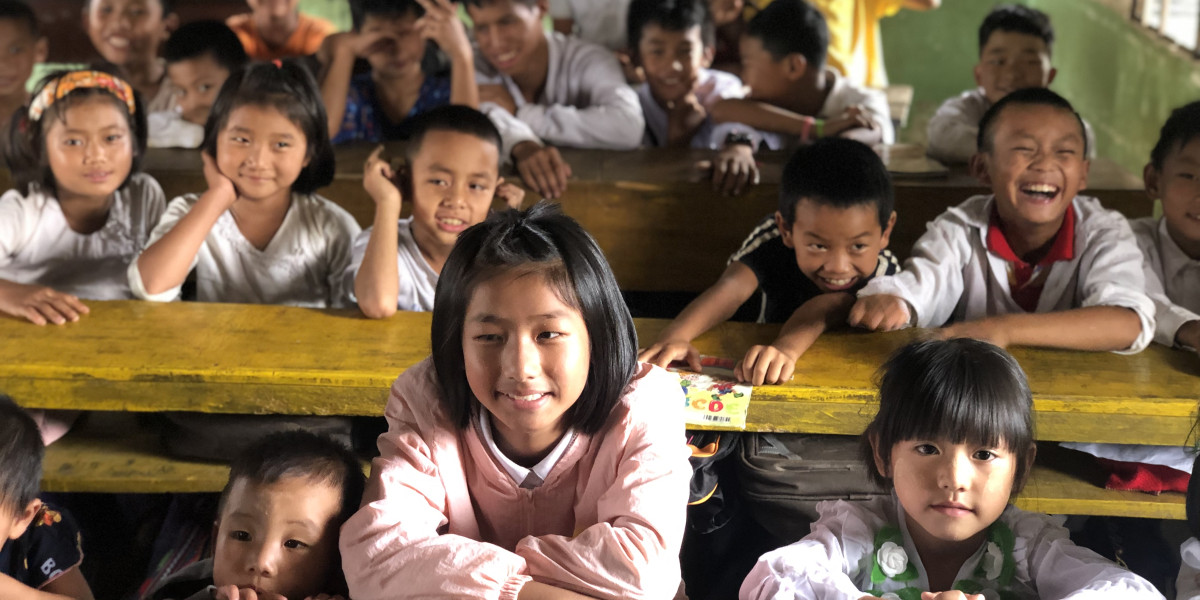 Škola nás baví i v uprchlickém táboře, říkají děti v Myanmaru
