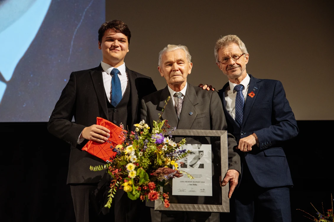 Laureát Leo Žídek spolu s Milošem Vystrčilem a členem studentské poroty